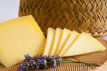 Cargar imagen en el visor de la galería, Pasamontes Manchego Aged Cheese Golden Etiquette